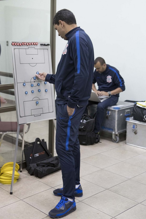 Fábio Carille estudando formação tática para duelo contra a La U, no Chile