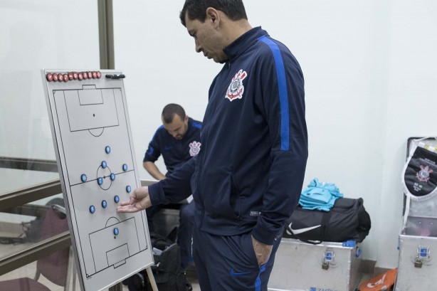 Fábio Carille repassando a formação tática do time antes do duelo contra a La U, no Chile