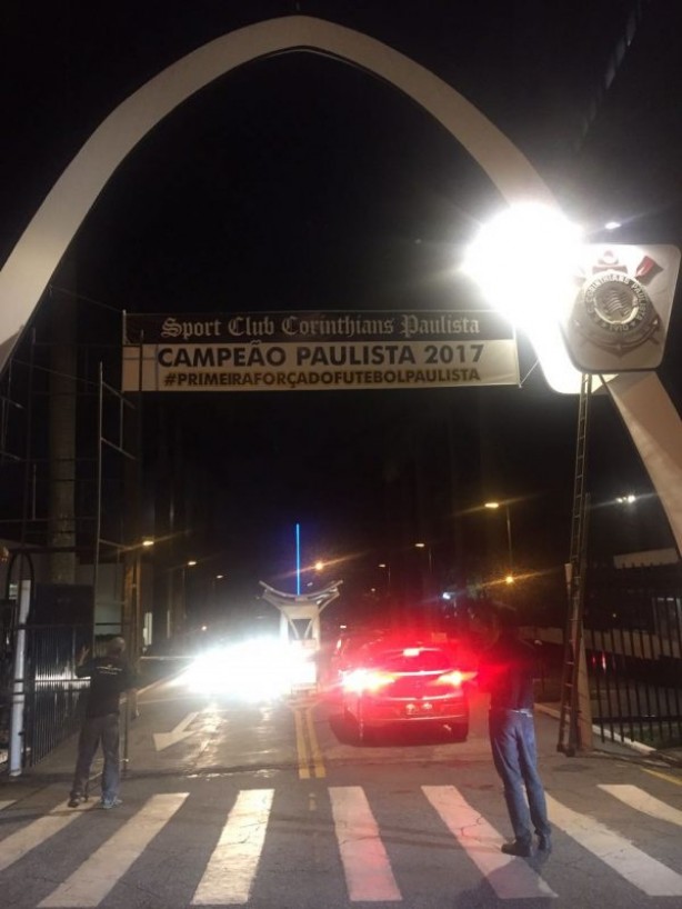 Faixa foi colocada na entrada principal do Parque São Jorge