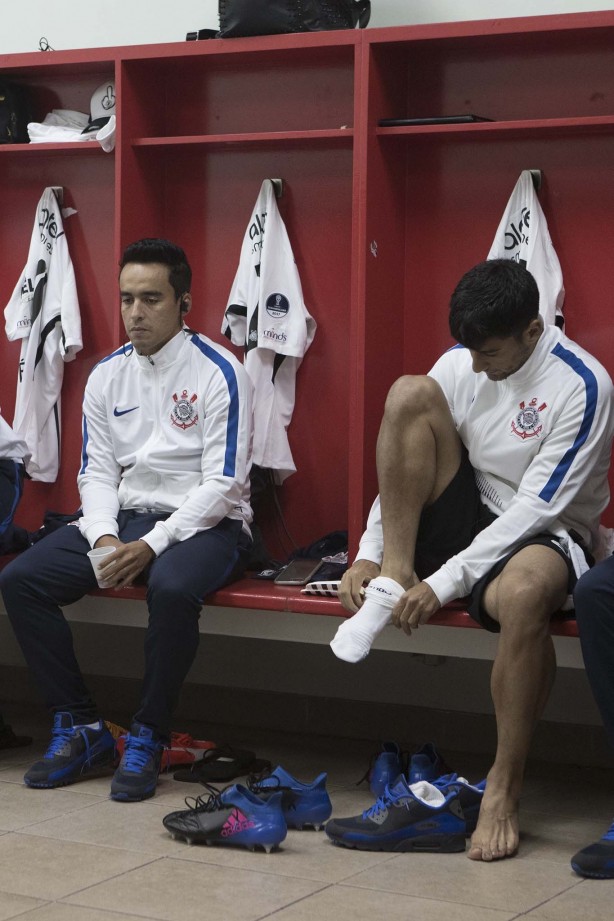 Jadson e Camacho no vestiário antes do duelo contra a La U, no Chile
