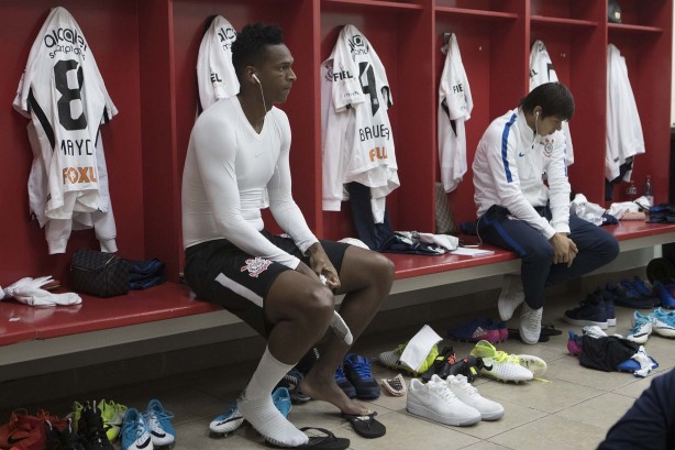 Jô e Romero no vestiário antes do jogo contra a La U, no estádio Nacional