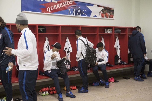 Jogadores aguardam início da partida contra o La U no estádio Nacional