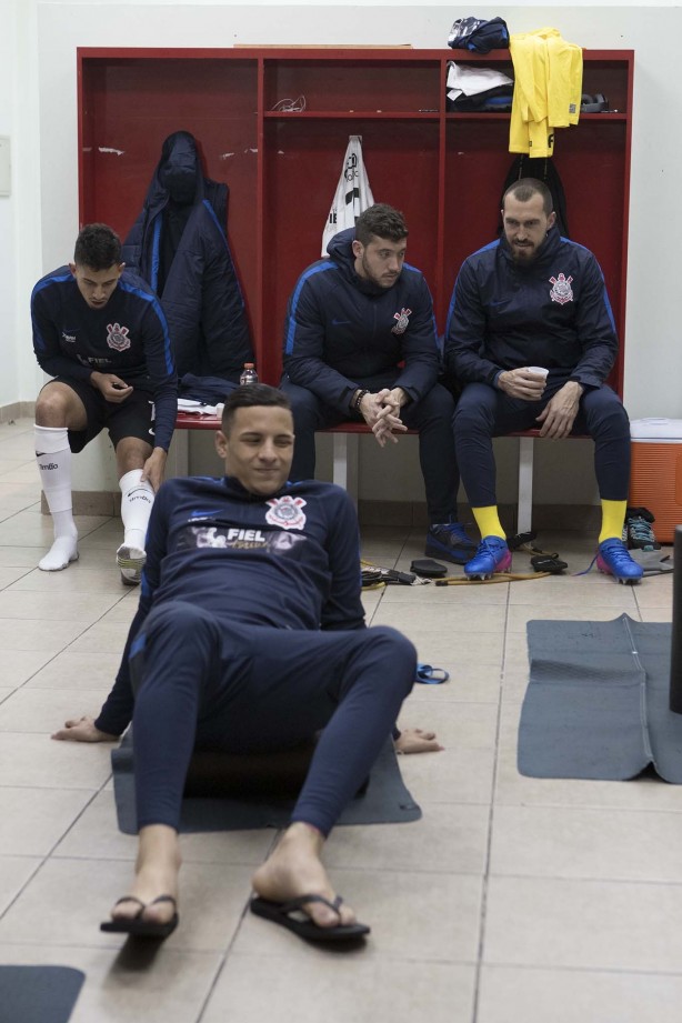 Jogadores aguardam início do jogo contra a La U, em Santiago do Chile
