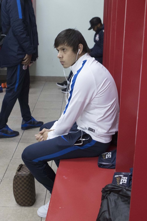Romero aguarda início da partida contra a La U, no estádio Nacional