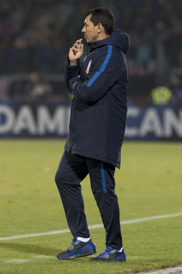 Carille com ar de preocupado à beira do gramado durante partida contra a La U, no Chile
