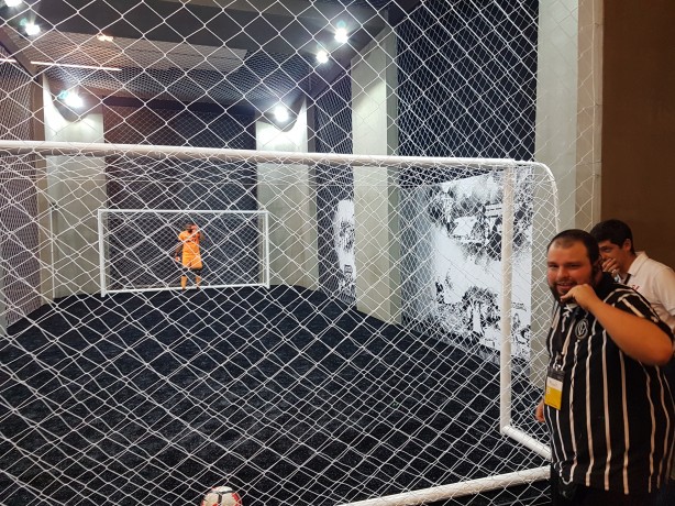 Goleiro desafia visitantes na cobrança de pênalti