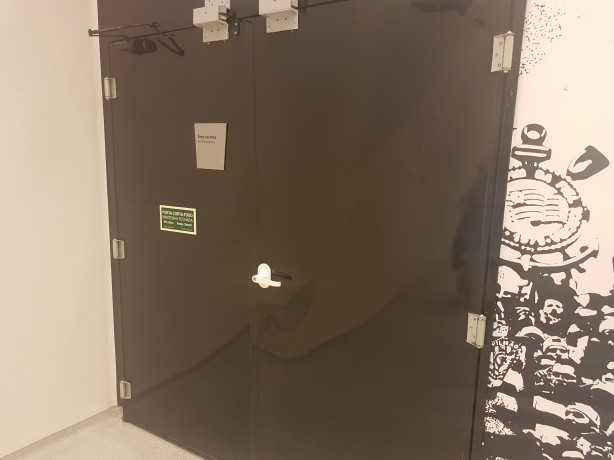 Porta danificada pelo jogador do Avaí no BR-15