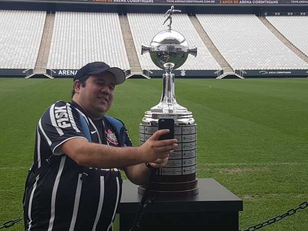 Taça da Libertadores fica à disposição dos visitantes