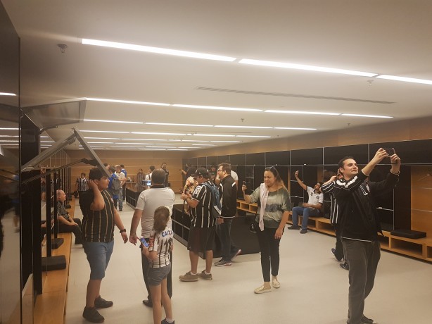 Torcedores dentro do vestirio do Corinthians na Arena