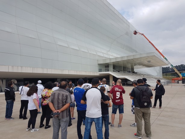 Torcedores do lado externo da Arena, no início do tour