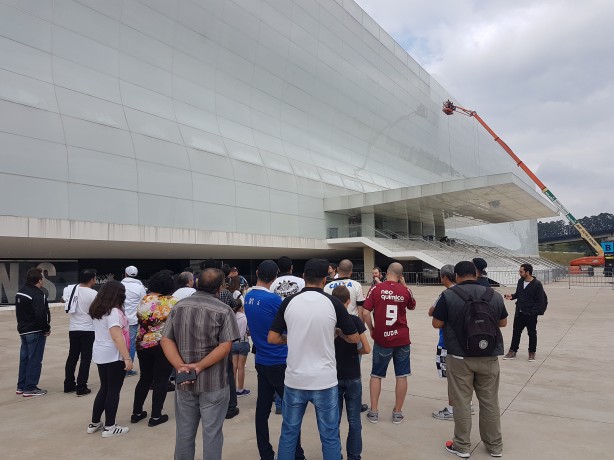 Torcedores do lado externo da Arena, no incio do tour