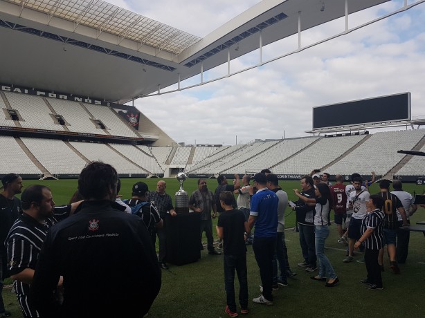 Torcedores na beira do gramado