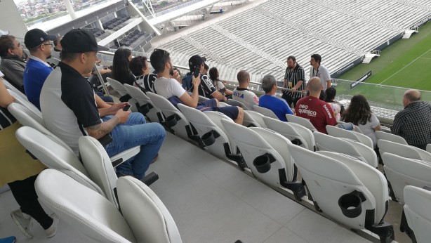 Visitantes no business lounge, local de ótima visão da Arena