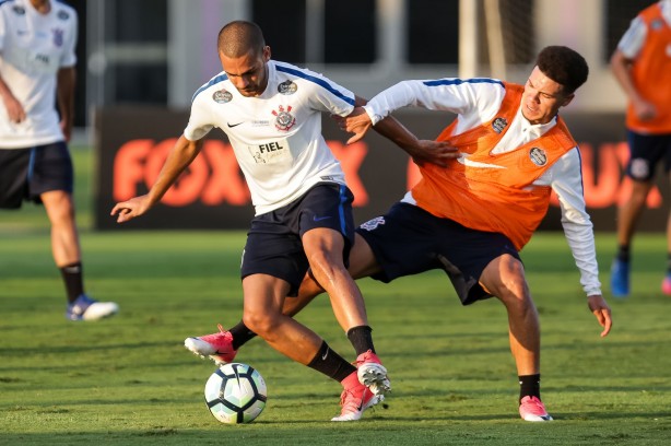 Clayton e Marquinhos Gabriel disputam a posse de bola durante o treino dessa tarde