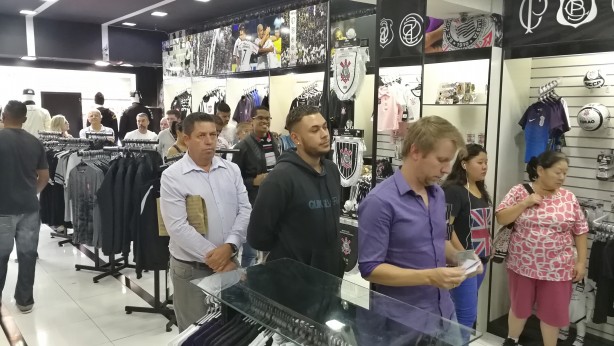 Corinthianos na fila para comprar ingresso para a estreia do Timão no Brasileiro