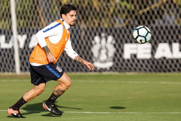 Fagner, que não atuou contra a La U, será titular diante a Chapecoense