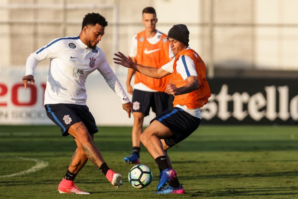 Kazim em dividida com Marciel no treino de sexta-feira