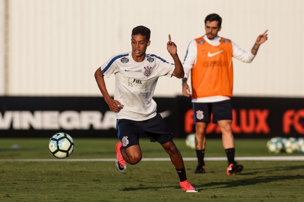 O atacante Pedrinho não viajou para o Chile com a delegação do Corinthians