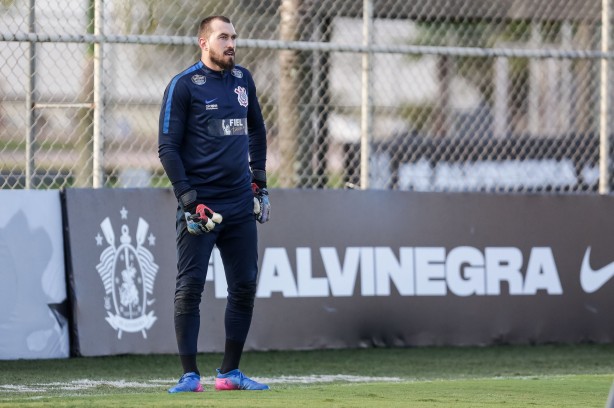 O goleiro Walter também fez treino no campo, o alvo agora é a Chapecoense