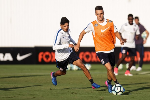 Rodrigo Figueiredo trabalha com bola no treino de sexta-feira