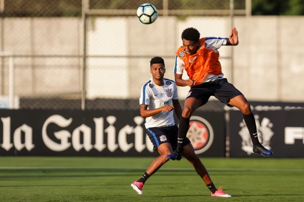 Warian em cabeçada durante treino dessa sexta-feira, no CT
