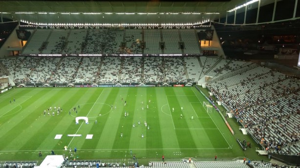 Momento em que os jogadores da Chape foram saudados pela Fiel