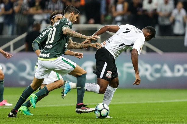 Em campo, o Timão dominou o primeiro tempo e conquistou algumas chances de gol