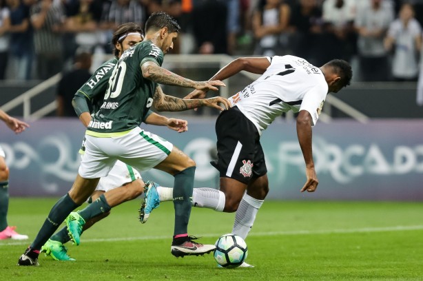 Em campo, o Timo dominou o primeiro tempo e conquistou algumas chances de gol