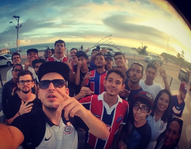 Em Salvador, torcedores do Bahia e do Corinthians pousam para fotos com Kelvin Thiago