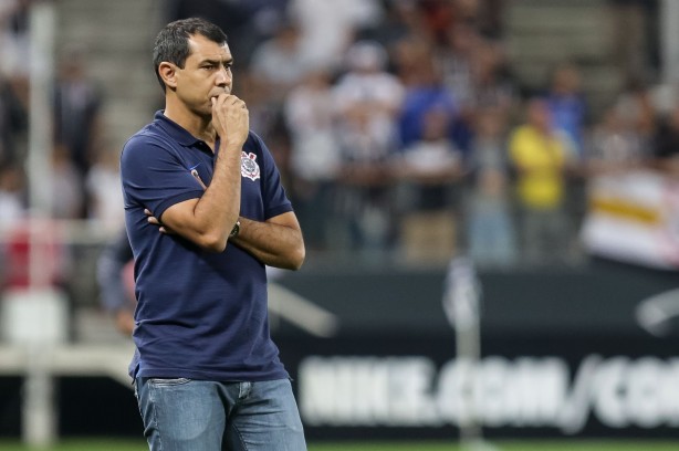 O técnico Fábio Carille pôde contar com a volta dos titulares Fagner e Pablo, mas o zagueiro deixou o campo no primeiro tempo por uma lesão