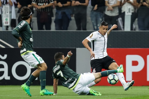 Porm, no segundo tempo, o Timo passou a sofrer com a marcao da Chapecoense