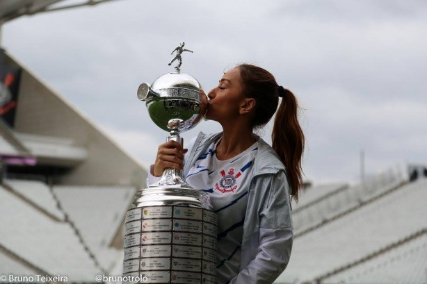 A apresentadora aproveitou para posar com o troféu mais cobiçado do Timão