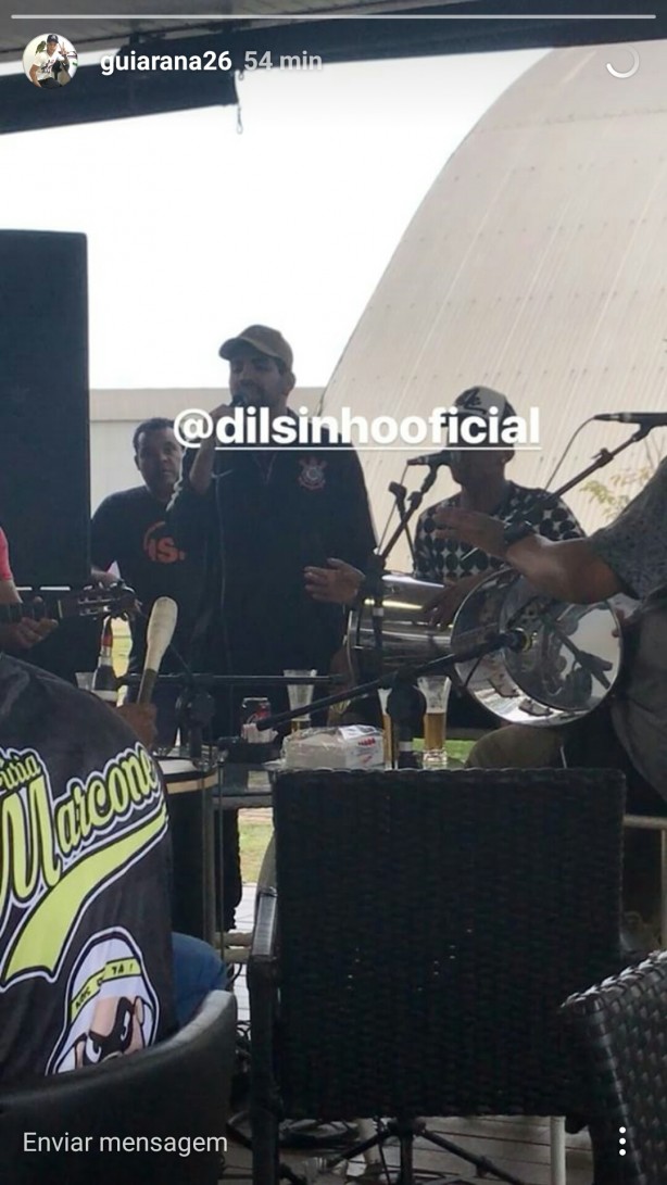 Cantor levou músicos ao CT e comandou roda de samba com jogadores
