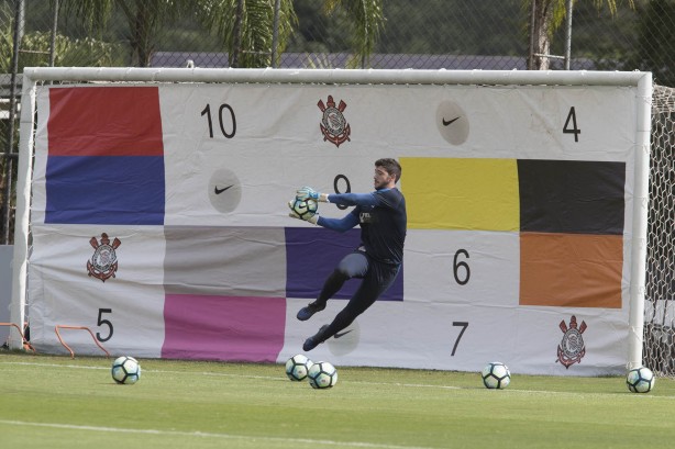 Enquanto isso, os goleiros do Timão realizaram uma atividade específica em campo