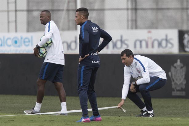 Na sequência, os goleiros se juntaram ao treinamento com bola