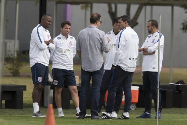 O destaque ficou com a estreia do ex-volante Fabinho como auxiliar tcnico