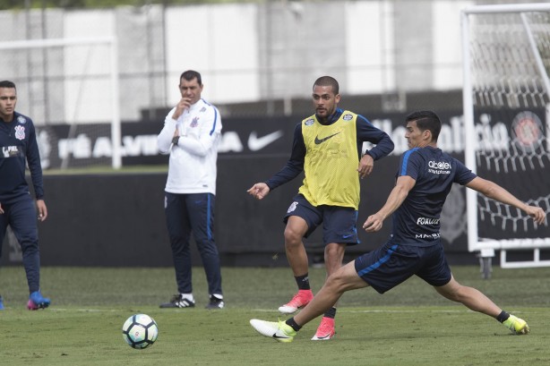 O técnico Fábio Carille comandou um treino em campo reduzido