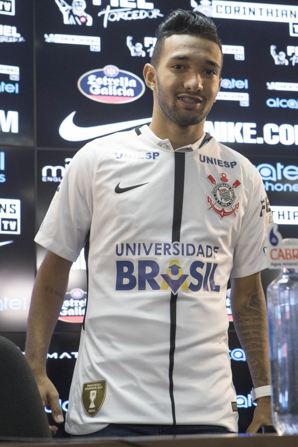 Após o treinamento, Clayton foi apresentado oficialmente como jogador do Timão