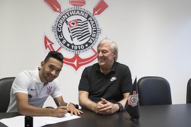 Clayson assinou quatro anos de contrato com o Corinthians