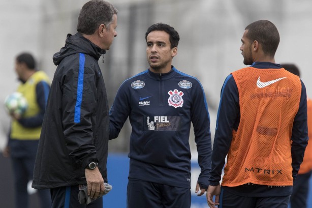 Em campo, Carille definiu o zagueiro Pedro Henrique no lugar de Pablo