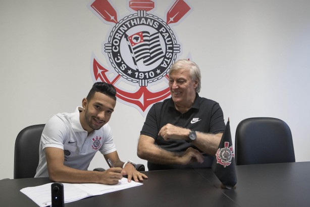 Enquanto os jogadores treinavam, o grande destaque do dia permanecia na área interna do CT