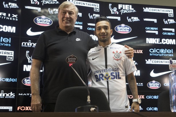 Flávio Adauto e Clayson durante coletiva de apresentação do jogador