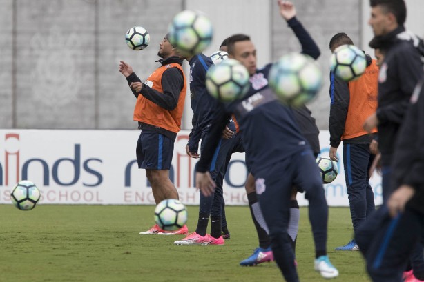 Jogadores reservas e titulares participaram do treinamento