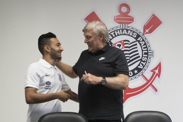 O atacante Clayson assinou contrato com o Timão e treinou nas dependências do CT