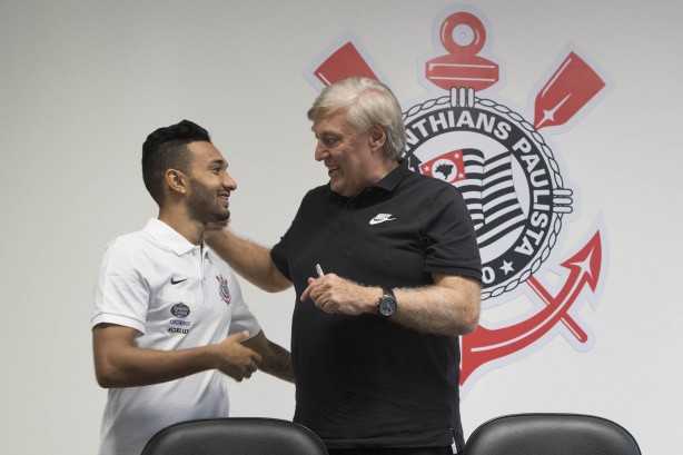 O atacante Clayson assinou contrato com o Timo e treinou nas dependncias do CT