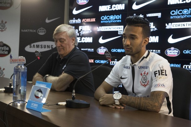 O jogador concedeu entrevista coletiva, ao lado do diretor de futebol Flvio Adauto