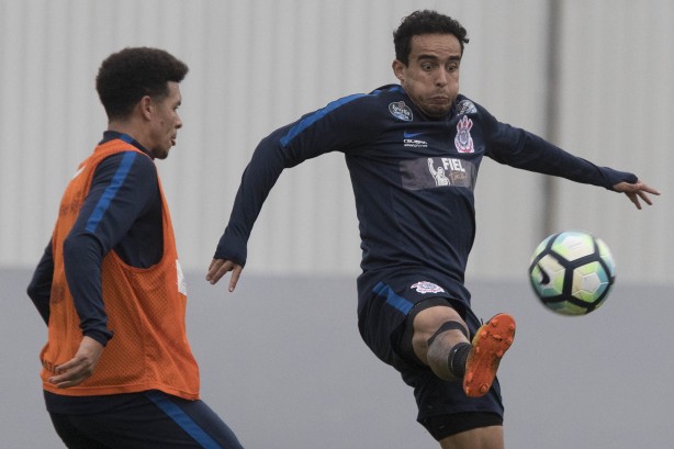 O técnico Fábio Carille esboçou mais uma vez uma equipe titular