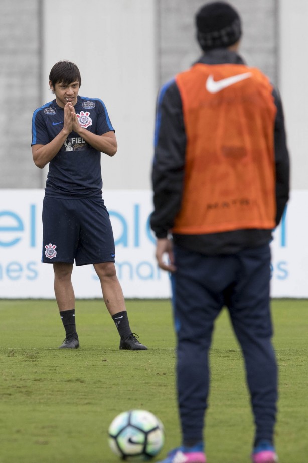 Os jogadores treinaram em campo reduzido no CT