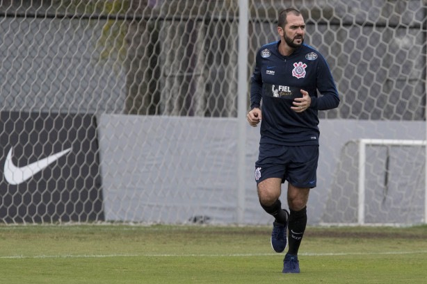 Se recuperando de lesão, Danilo correu ao redor do campo