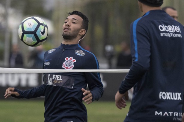 Clayson também participou da brincadeira no treino